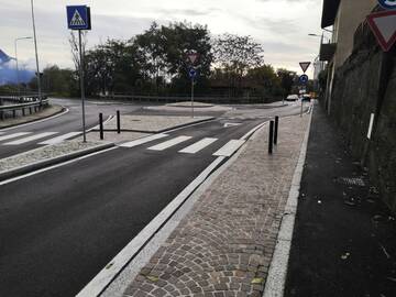 Marciapiede viale Azari e rifacimento rotonda via Olanda