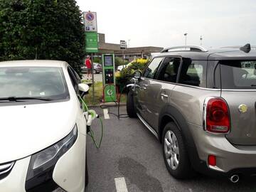Auto elettriche/ibride: parcheggio gratuito con emissioni inferiori 60 g/km di CO2 