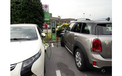 Immagine: Auto elettrica colonnina ricarica