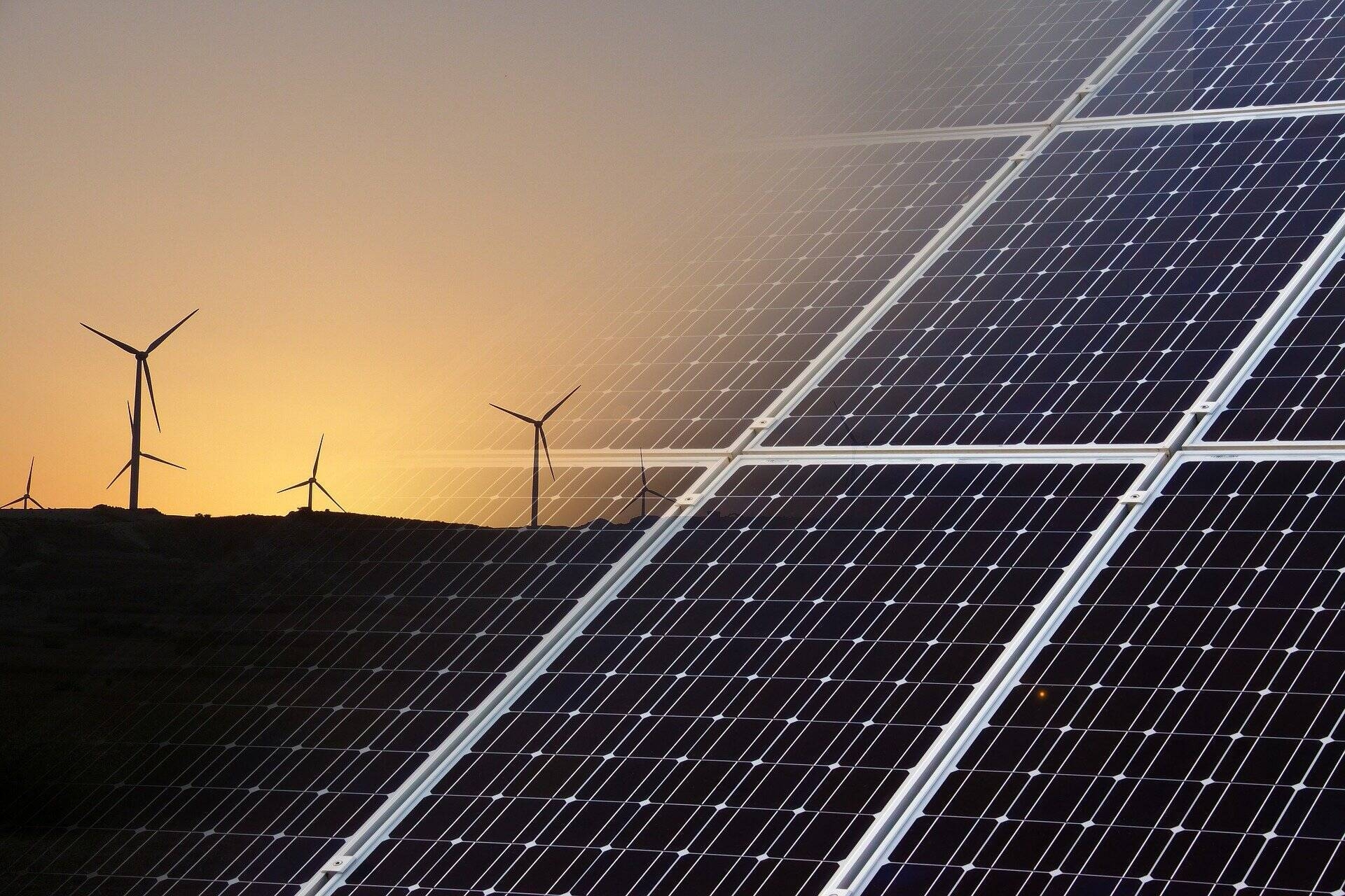 Immagine: Energia rinnovabile solare eolico pannelli