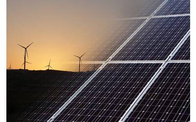 Immagine: Energia rinnovabile solare eolico pannelli