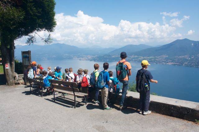 Immagine: gruppo con lago sullo sfondo