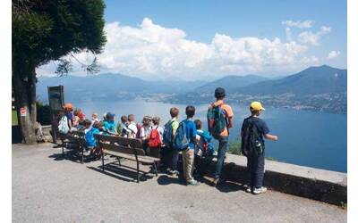 Immagine: gruppo con lago sullo sfondo