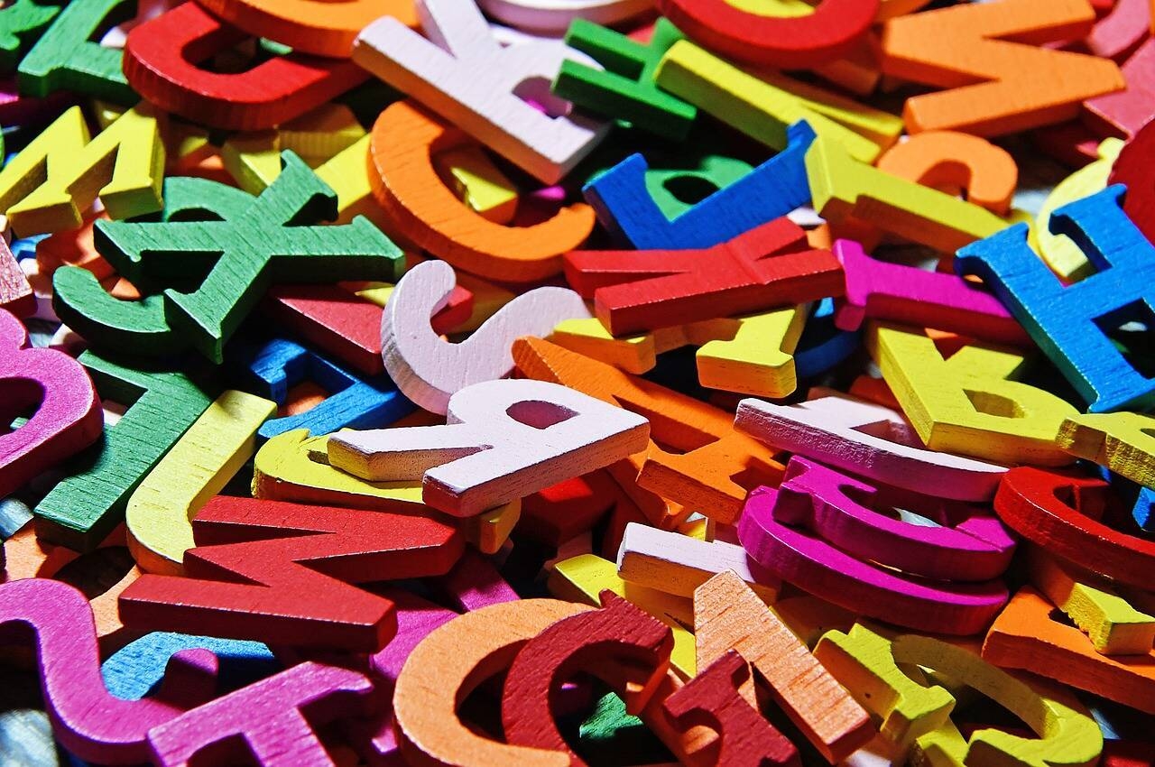 Immagine: Lettere colorate - cambio generalità