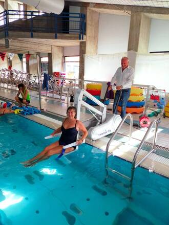 Alla piscina comunale il sollevatore per persone disabili