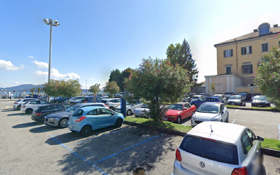 Immagine: strisce blu parcheggi 