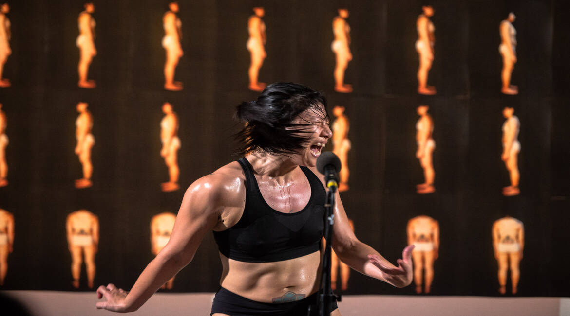 Immagine dell'artista durante la performance