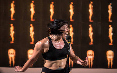 Immagine dell'artista durante la performance
